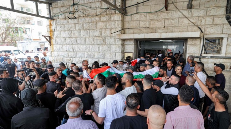 بالصور: نابلس تشيع جثامين شهدائها الثلاثة