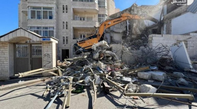 قوات الاحتلال تهدم مطعمًا في بيت لحم