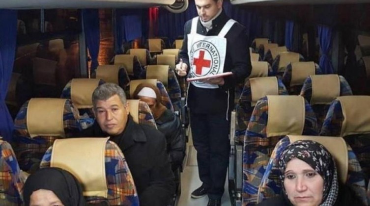 أهالي أسرى من غزة يتوجهون لزيارة ذويهم في "نفحة"