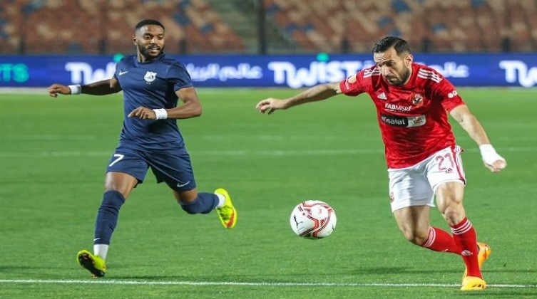 شاهد- الأهلي يعبر إنبي بثنائية ويحلق في صدارة الدوري الممتاز