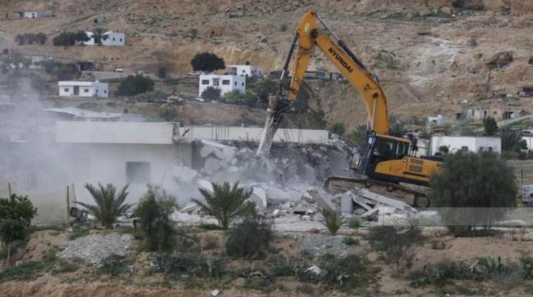الاحتلال يهدم منزلاً في قرية أم صفا شمال غرب رام الله واندلاع مواجهات في المكان