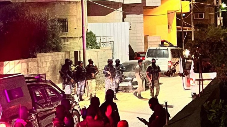 الأجهزة الأمنية تعتدي على منزل المعتقل المطارد "مصعب اشتية"
