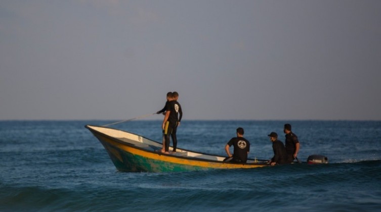 الشرطة البحرية بغزة: نتابع أعمال البحث عن صياد فقدت آثاره صباح اليوم برفح