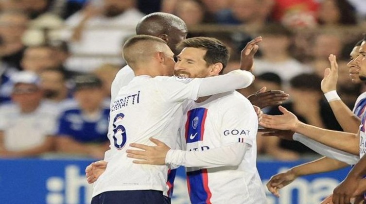 ميسي يحطم رقما جديدا لغريمه رونالدو