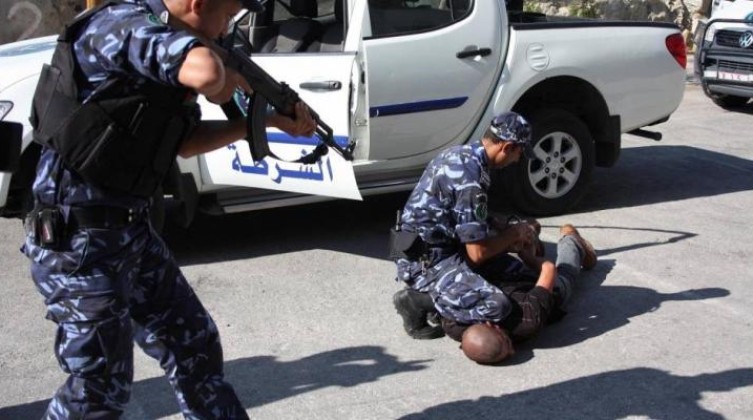 القبض على شخص من أخطر تجار ومروجي المخدرات في الخليل
