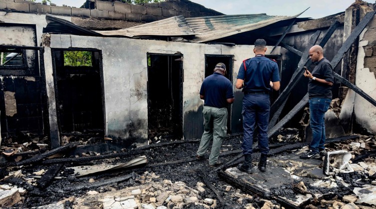 وفاة 19 طفل بمدرسة في غويانا بسبب هاتف محمول