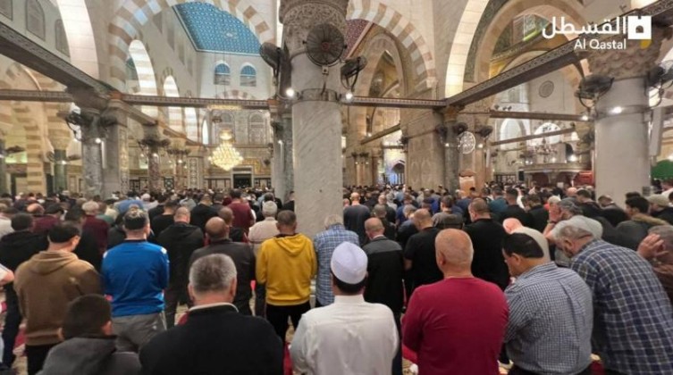 بالصور: الآلاف يؤدون صلاة الفجر في المسجد الأقصى