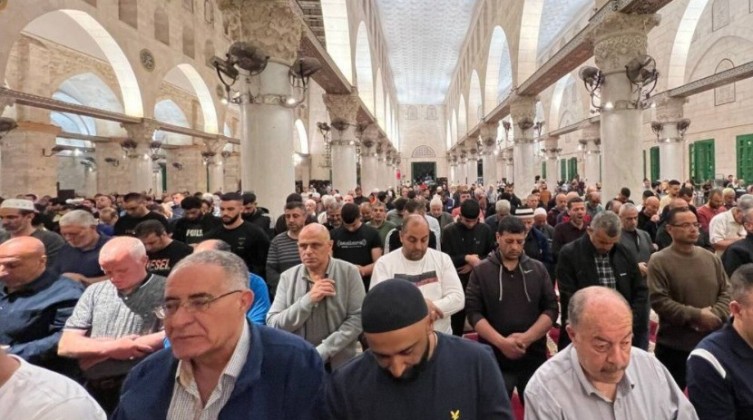 بالصور: الآلاف يؤدون صلاة الفجر في المسجدين الأقصى والإبراهيمي
