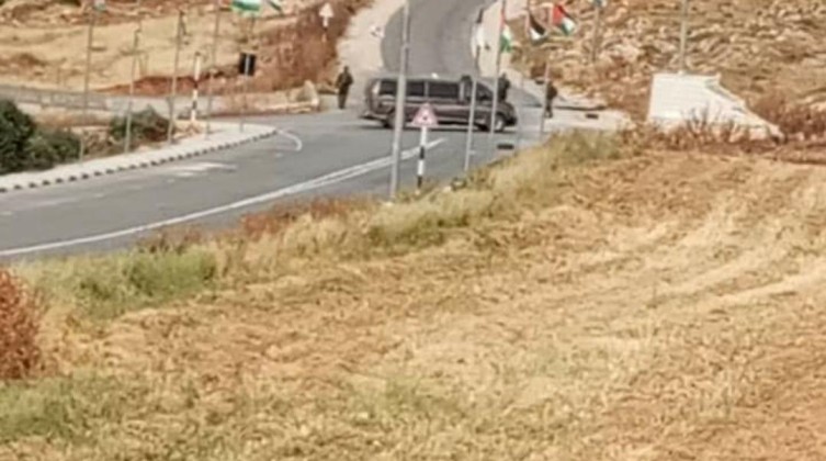 لليوم الثامن: الاحتلال يغلق مدخلي قرية المغير شرق رام الله