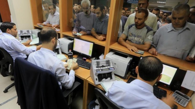 المالية بغزة تعلن موعد صرف رواتب الموظفين عن شهر أبريل