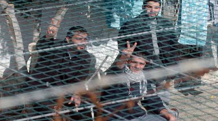 "الحركة الأسيرة" تقرر الإضراب عن الطعام غدًا في سجون الاحتلال