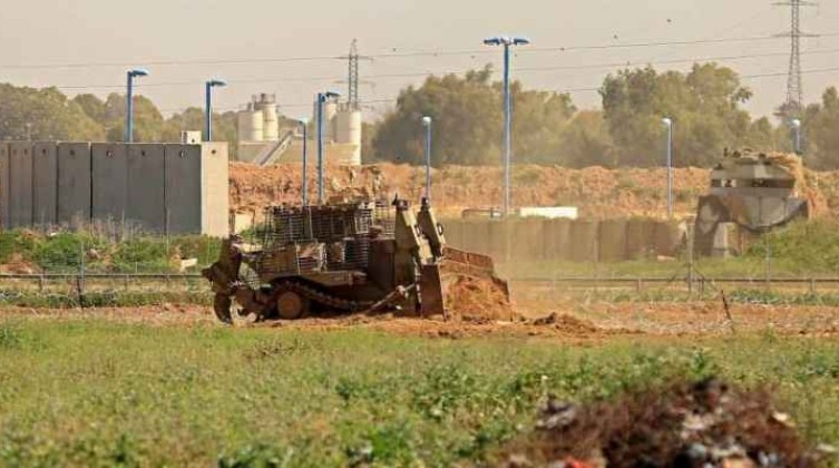 آليات الاحتلال تتوغل في أراضي المواطنين شرق خانيونس