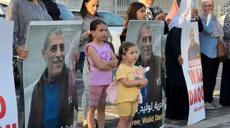 عائلة الأسير "وليد دقة": وليد يعاني من مضاعفات عملية الاستئصال في رئته اليمنى