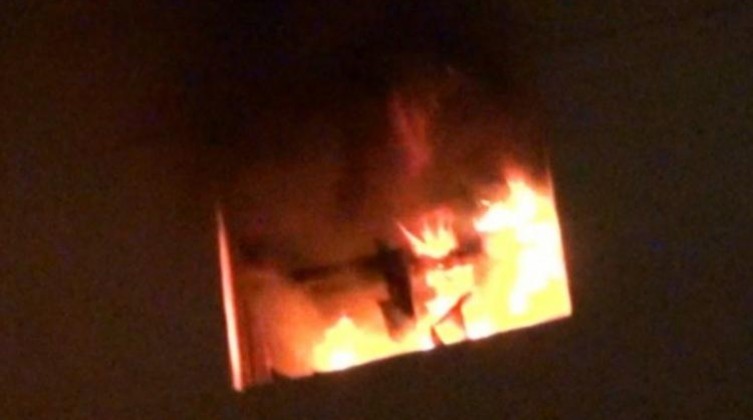 بالصور: اندلاع حريق كبير في أحد المنازل شمال قطاع غزة