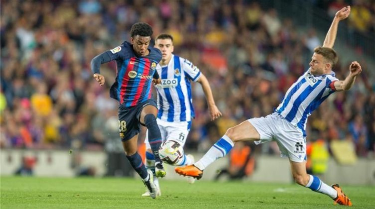 شاهد- ريال سوسيداد يفسد احتفالات برشلونة بثنائية تاريخية في الدوري الإسباني