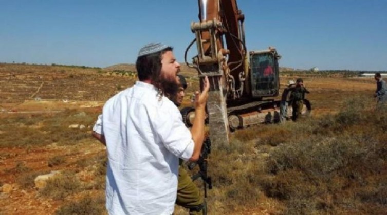 مستوطنون يجرفون أراضي المواطنين جنوب نابلس