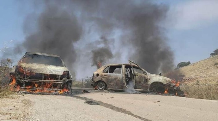بالفيديو والصور: إصابات وحرق مركبات باعتداءات المستوطنين برام الله