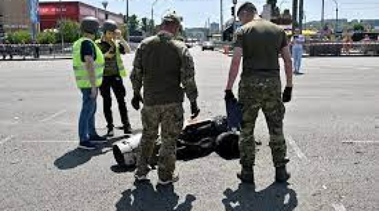 بالفيديو: كاميرا ترصد سقوط حطام صاروخ من السماء على طريق في أوكرانيا