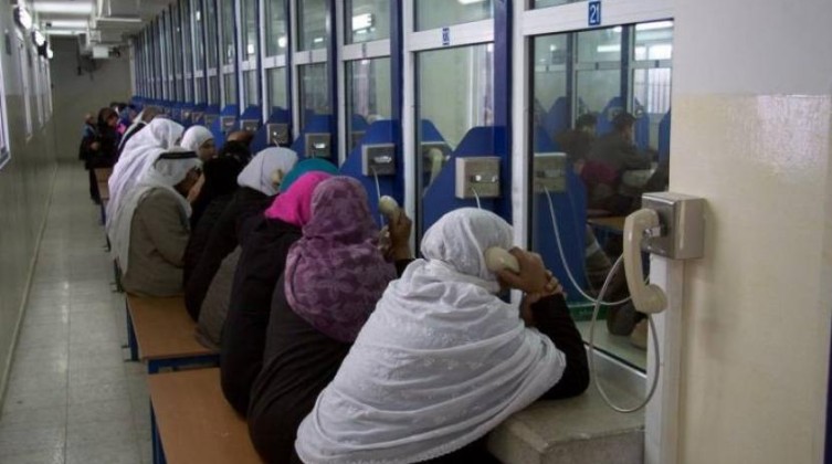 38 من أهالي الأسرى في غزة يتوجهون لزيارة ذويهم في سجن "رامون"