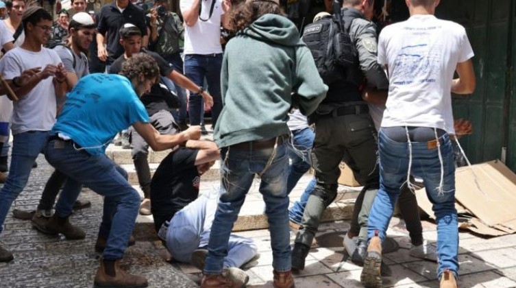 بالفيديو: مستوطنون يعتدون على المواطنين في القدس