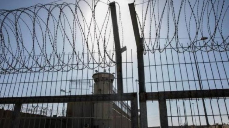 مصلحة سجون الاحتلال تقرر رفع حالة التأهب للتعامل مع أي احداث