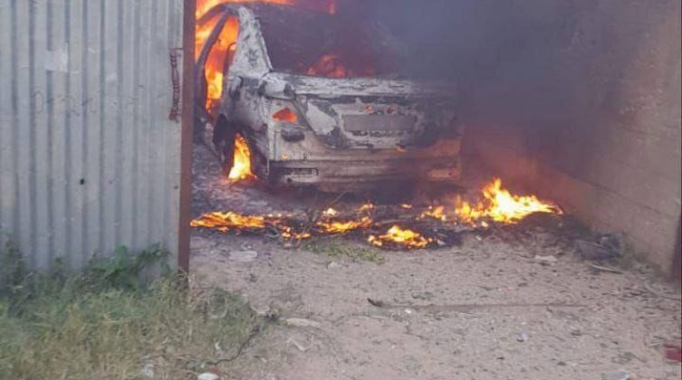 بالصور: شهدين بقصف إسرائيلي على سيارة مدنية جنوب قطاع غزة