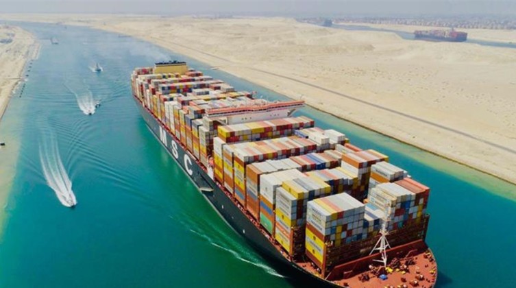 "هيئة قناة السويس" تعلن نجاح تعويم سفينة شحن صينية في القناة