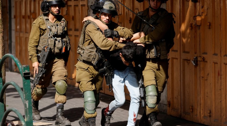 الاحتلال يشن حملة اعتقالات في القدس وجنين