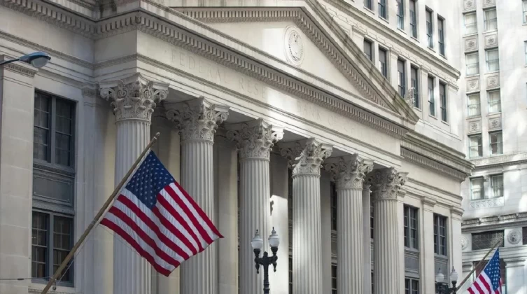 الفدرالي الأميركي يعلن رفع الفائدة ربع نقطة مئوية لتبلغ