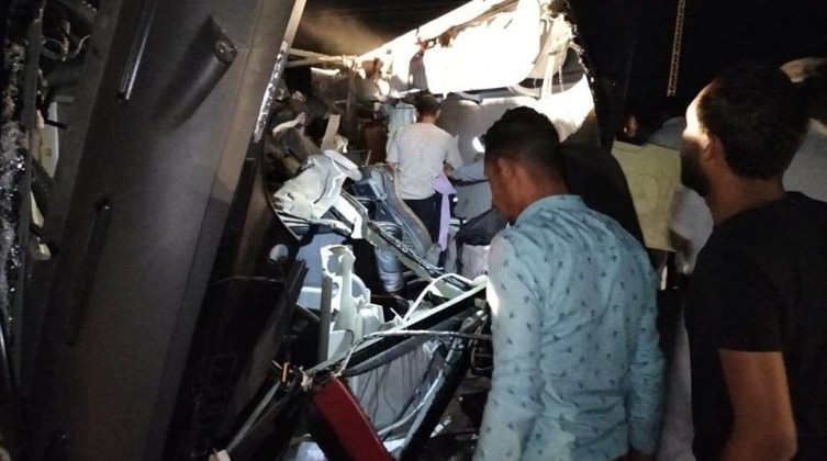 بالصور: حادث سير مروّع يودي بحياة 21 شخصا  و29 مصابا في بمصر