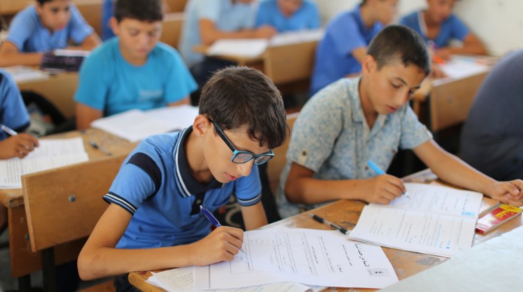 "أبو عاذرة" يتحدث عن محتوى امتحانات وكالة الغوث النهائية