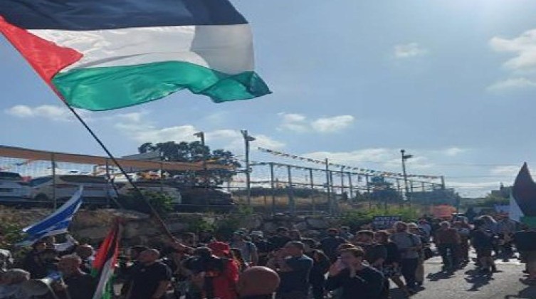 العلم الفلسطيني يتحدى علم الاحتلال في الشيخ جراح