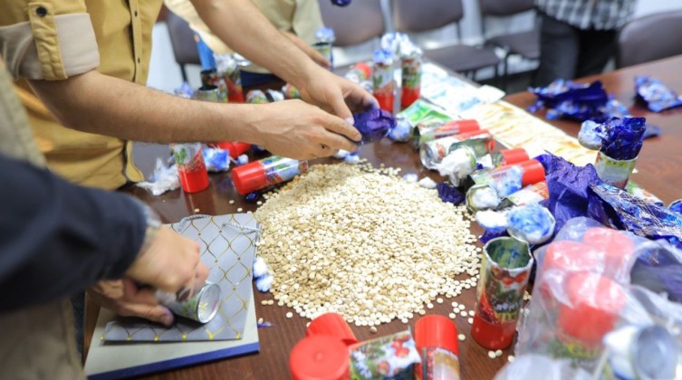 "الشرطة بغزة" تحبط محاولة تهريب حبوب مخدرة عبر عبوات "ثلج الأفراح"