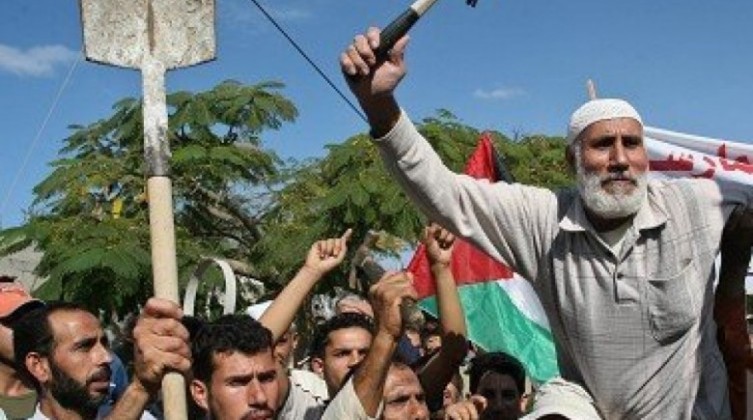 في يومهم العالمي.. حماس تشيد بصمود ونضال العمّال الفلسطينيين