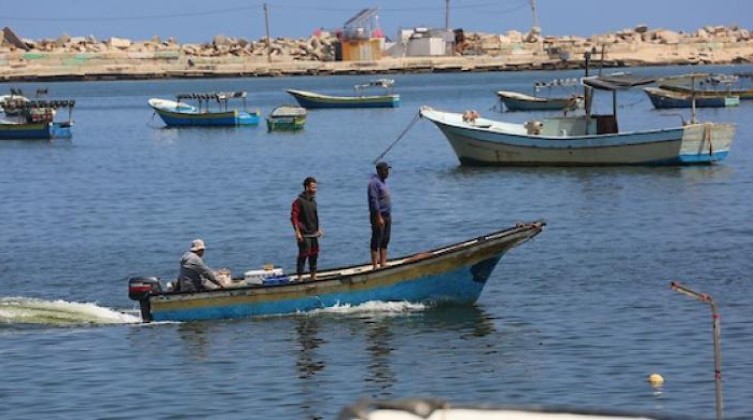 الشرطة البحرية تقرر إغلاق حركة الملاحة تضامنًا مع الصياد بكر