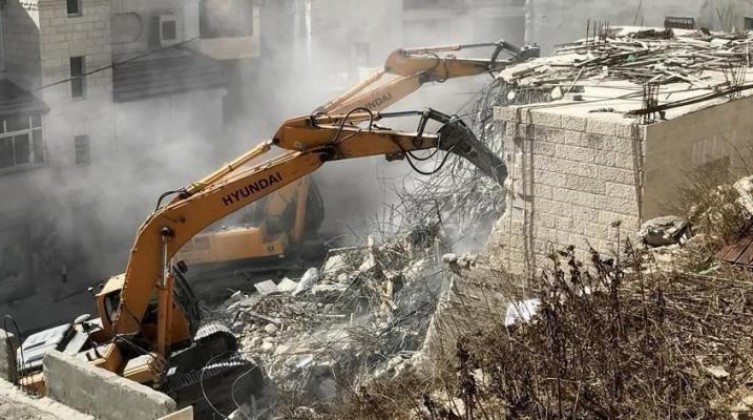 الاحتلال يجبر مقدسياً على هدم غرفة سكنية في منزله
