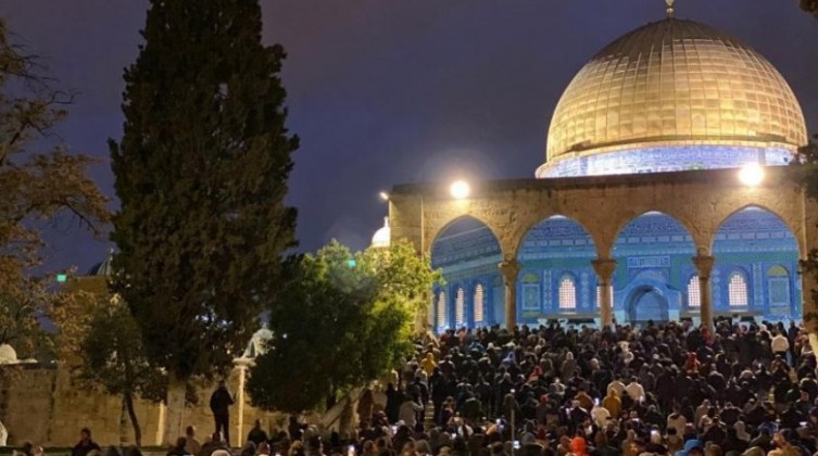 بالصور: الآلاف يؤدون صلاة الفجر في الأقصى ومستوطنون يؤدون رقصات على باب الأسباط