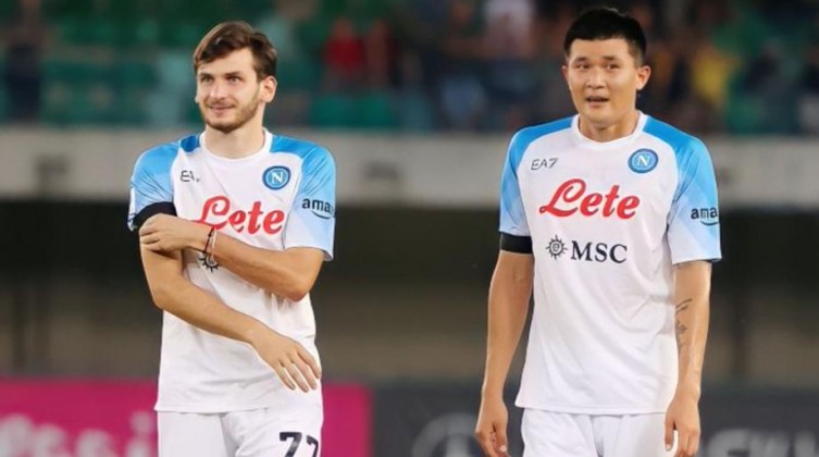 موعد انتقال نجم نابولي إلى مانشستر يونايتد