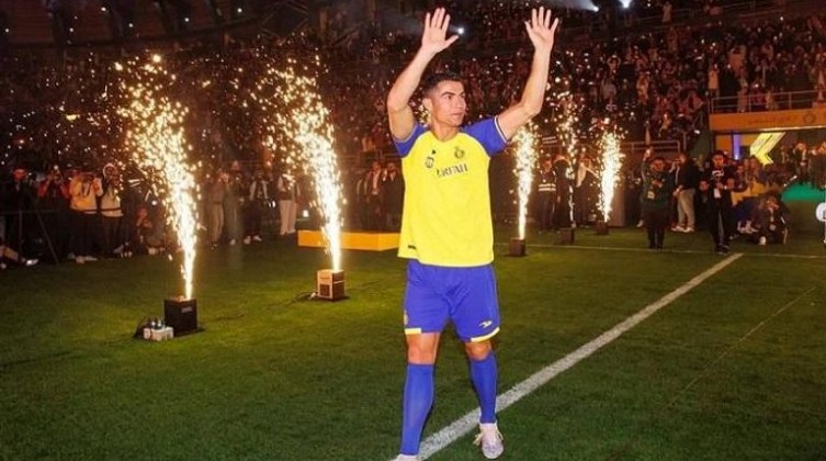 بالفيديو: جمهور النصر يغسل أحزان كريستيانو رونالدو بهتافات مدوية