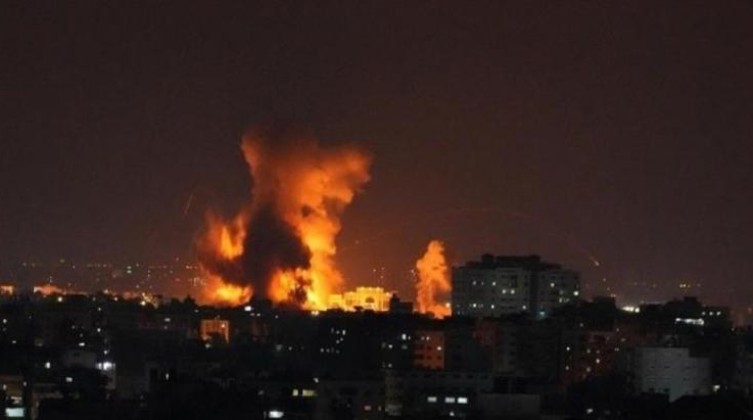 محدث بالفيديو والصور: الاحتلال يشن سلسلة غارات على قطاع غزة والمقاومة ترد وتتصدى