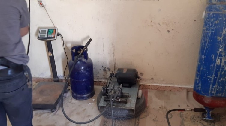 المباحث العامة بغزة تضبط 5 أجهزة لتعبئة الغاز العشوائي وسط الأحياء السكنية