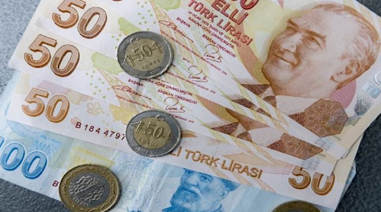 انخفاض الليرة التركية إلى أدنى مستوى في شهرين
