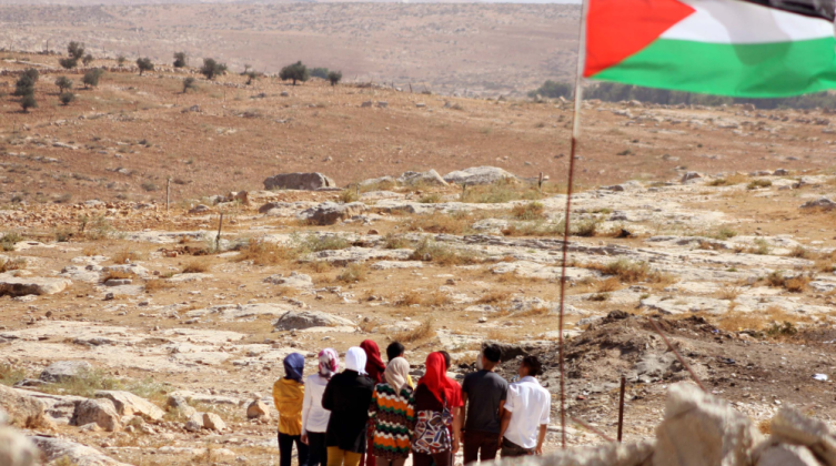 الاحتلال يوقف العمل بشارع في مسافر يطا جنوب الخليل