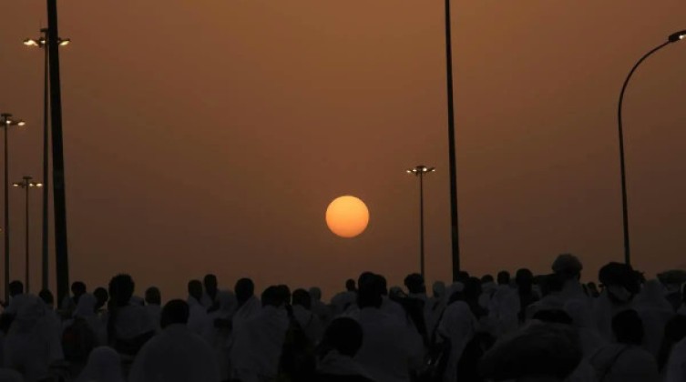 حجاج بيت الله الحرام ينفرون إلى مزدلفة بعد أداء ركن الحج الأعظم