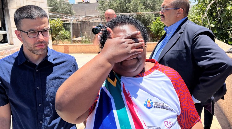 وزيرة من جنوب إفريقيا تبكي خلال معاينة آثار عدوان المستوطنين على ترمسعيا