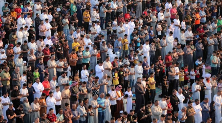بالصور: الآلاف المواطنين يؤدون صلاة العيد في الساحات العامة بغزة