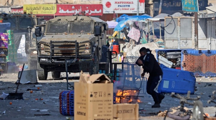 إصابات بالاختناق واعتقال مواطن ونجله في عوريف جنوب نابلس