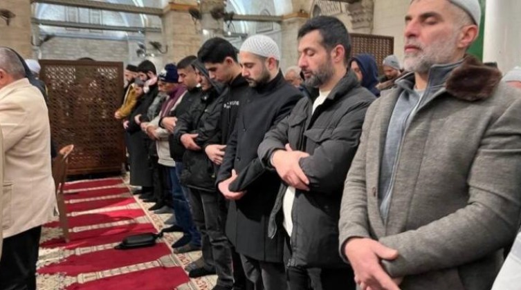 بالفيديو والصور: الآلاف يؤدون صلاة الفجر العظيم في المسجدين "الأقصى" و"الإبراهيمي"