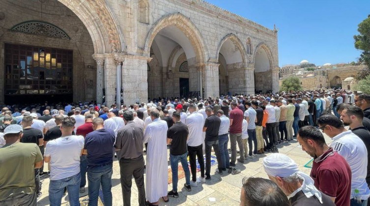 بالصور: 50 ألف مصل أدوا صلاة الجمعة في رحاب المسجد الأقصى
