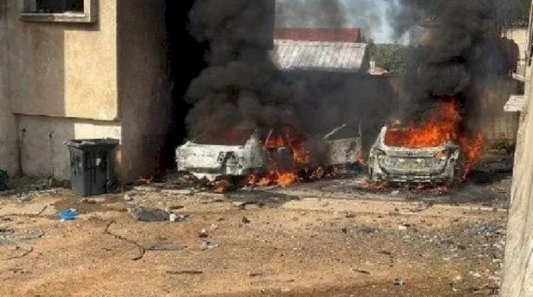 بالفيديو: مستوطنين يحرقون منازل ومركبات المواطنين في ترمسعيا برام الله